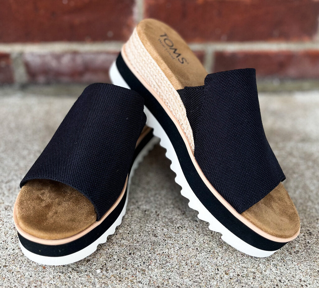 TOMS BLK 6 NWOT