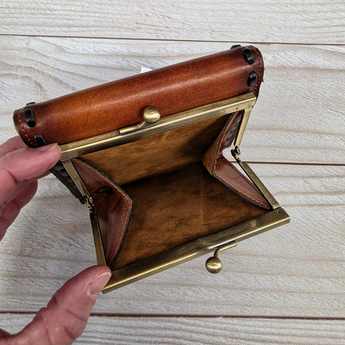 REITI LEATEHR BI-FOLD WALLET